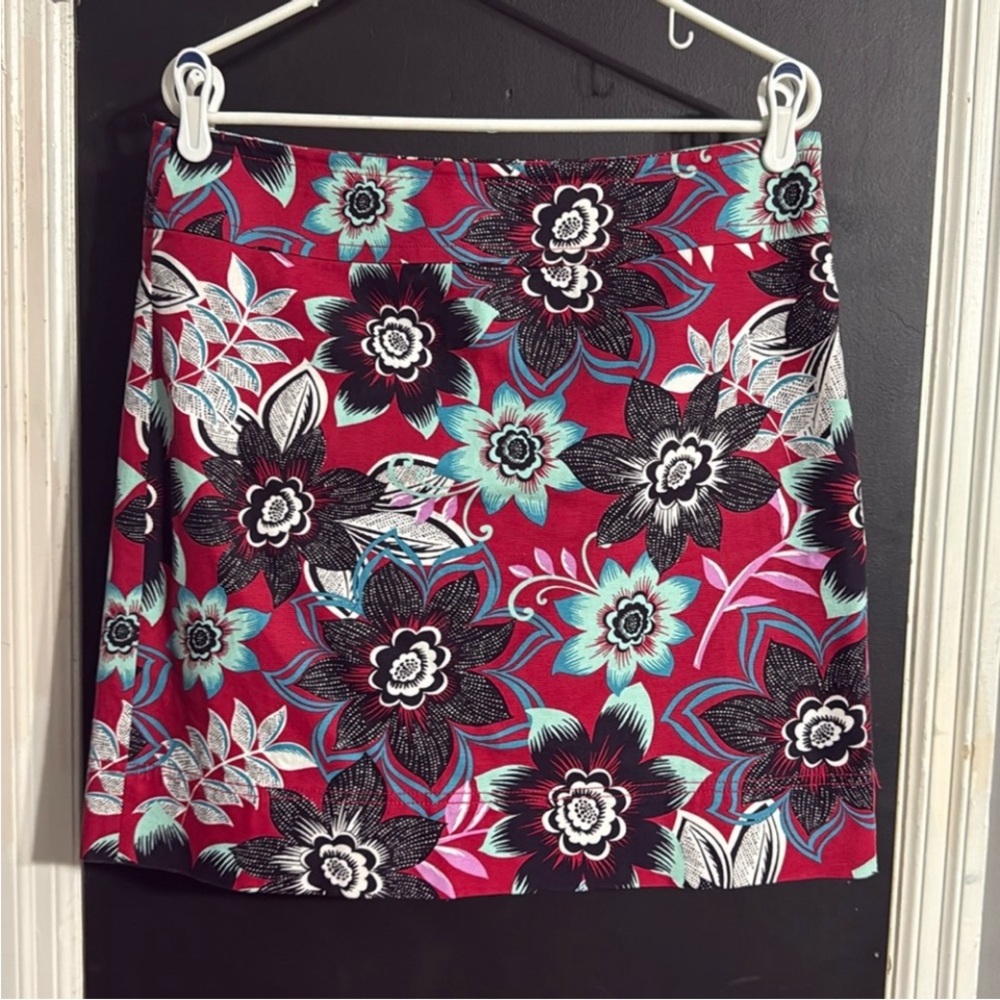 Talbots Bold Floral Print Mini Skirt Size: 10 Length: 18.5” Perfect for the 4th